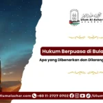 Fanus Ramadan bercahaya dengan latar belakang bulan sabit Ramadan di langit malam.