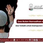 Seorang lelaki merendahkan diri berdoa kepada Allah untuk memperoleh ganjaran doa bulan ramadhan dan artinya.