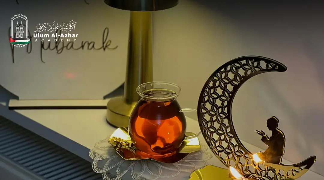 Hiasan Ramadan di atas meja dengan papan bertulis “Ramadan Mubarak” dan segelas jus.