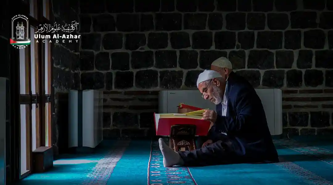 Warga emas membaca al-Quran di masjid