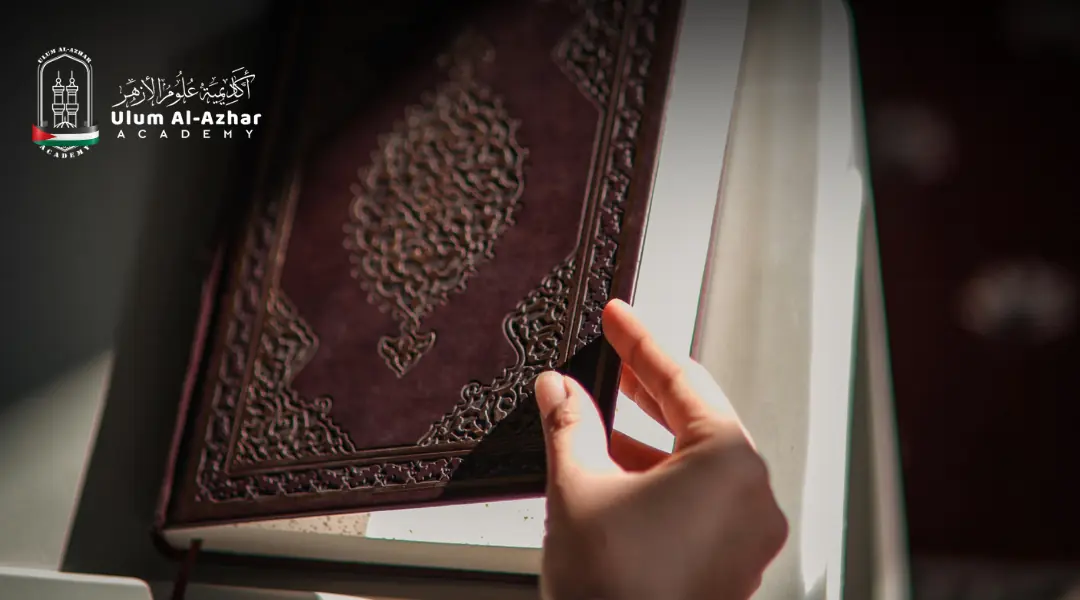 Tangan membuka mushaf Al-Quran,