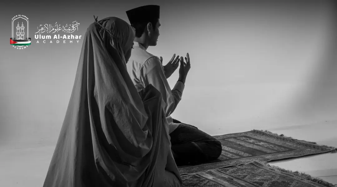 Seorang lelaki dan isterinya menunaikan solat qiyamullail serta memanjatkan doa bulan ramadhan dan artinya.