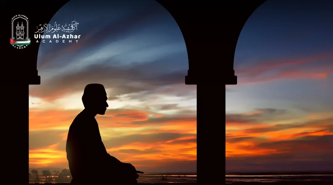 Seorang lelaki duduk berdoa ketika waktu maghrib di halaman masjid semasa Ramadan.