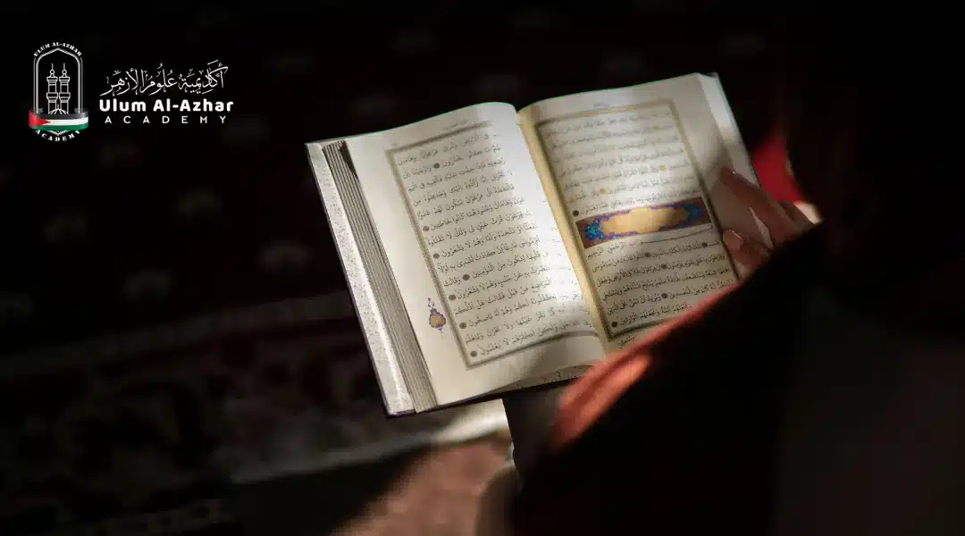 Wanita Muslimah belajar hukum bacaan tajwid dan contohnya dari mushaf