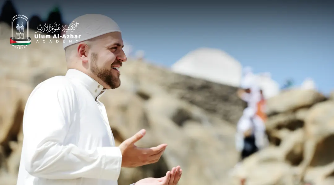 Seorang lelaki berwukuf di Arafah, beza umrah dan haji utama