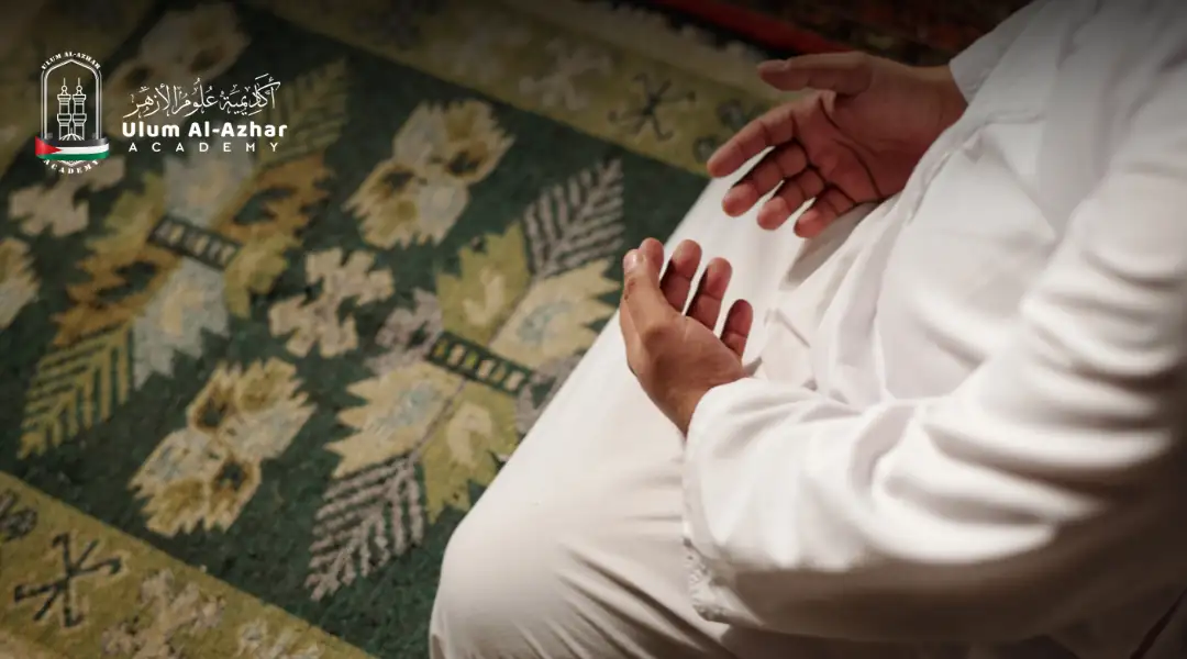 Seorang lelaki Muslim beribadah di bulan Ramadan sambil membaca doa tarawih lengkap