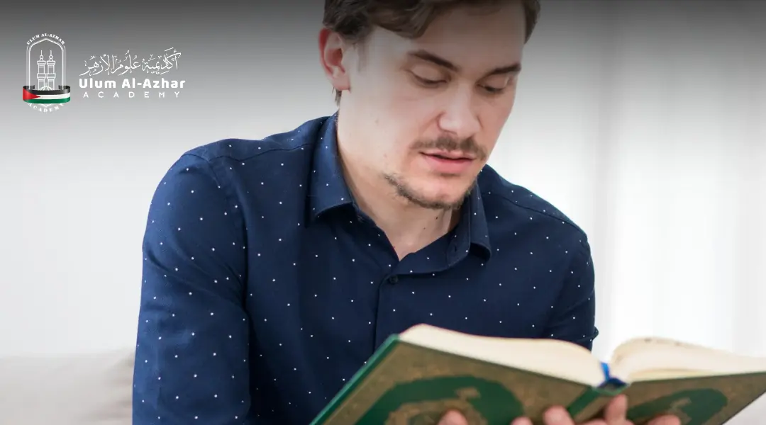 Lelaki Muslim membaca tentang hukum bersetubuh di bulan ramadan