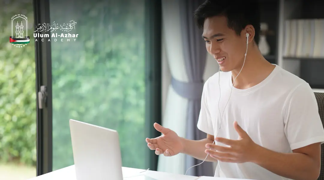 Teacher guiding arabic speaking course online live session